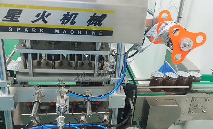 塑料杯自動(dòng)封口機(jī)設(shè)備展示