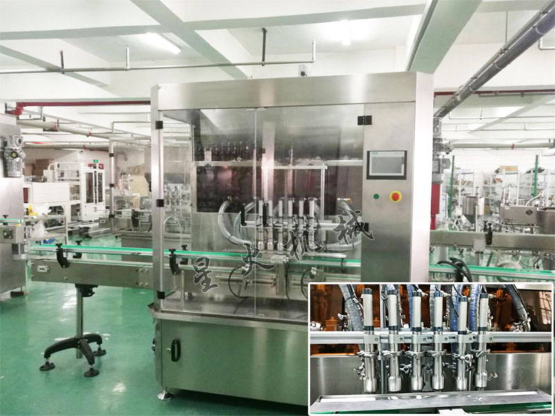 六頭醬類(lèi)灌裝機(jī)設(shè)備實(shí)拍