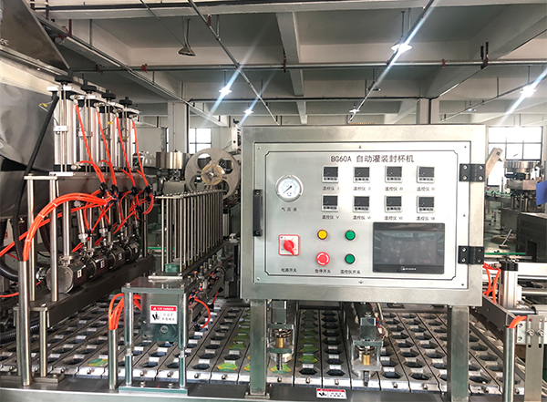 果凍杯辣椒醬灌裝封口機(jī)設(shè)備展示