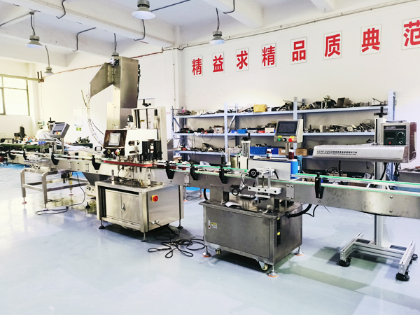 液體灌裝生產(chǎn)線-封口機(jī)展示