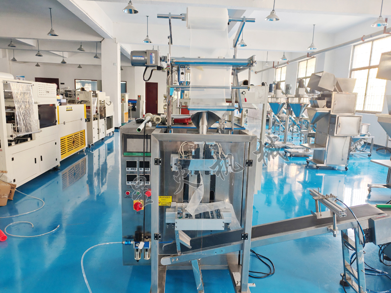 液體自動封口包裝機(jī)實拍