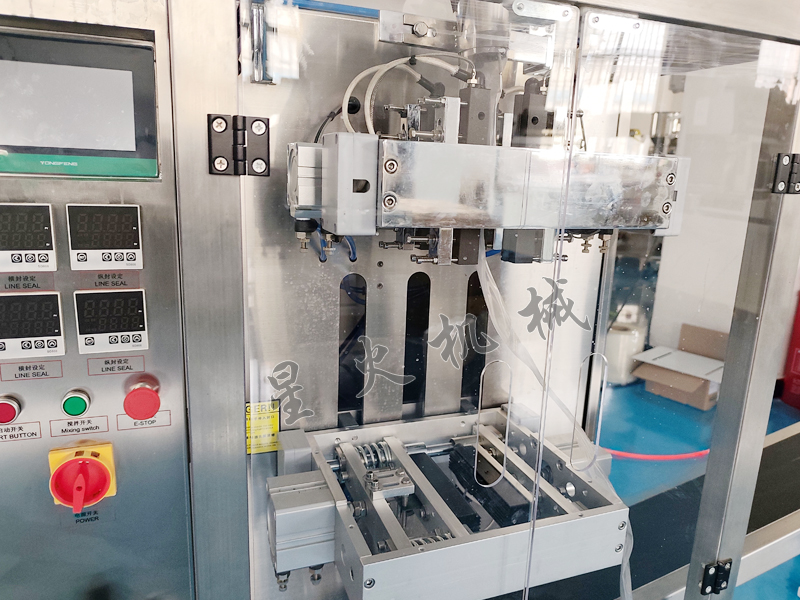 液體自動封口包裝機(jī)細(xì)節(jié)展示