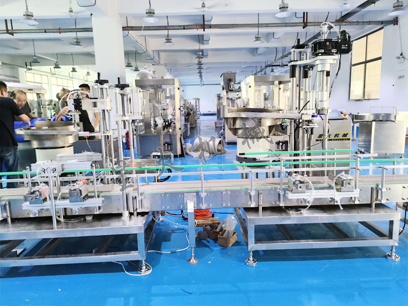 20KG化工溶液稱重灌裝生產(chǎn)線-壓塞旋蓋細節(jié)實拍