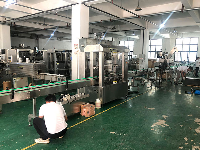 星火包裝機械生產(chǎn)廠家技術(shù)人員調(diào)試設(shè)備中