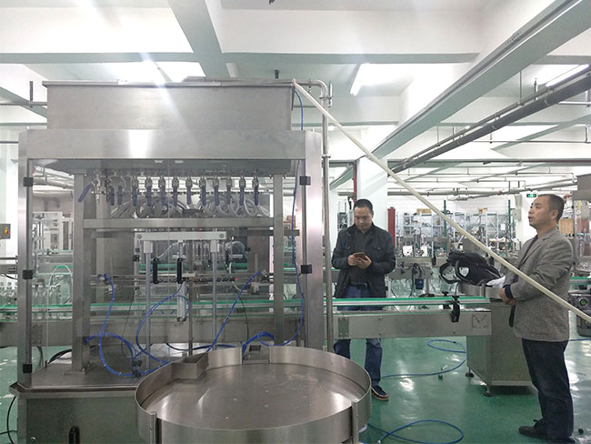 食用油灌裝機(jī)設(shè)備操作演示中