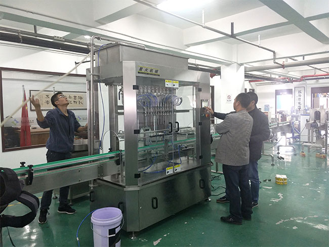 食用油灌裝機(jī)設(shè)備調(diào)試中