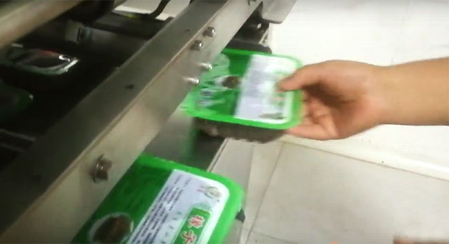 盒裝鴨血自動(dòng)灌裝封口機(jī)展示