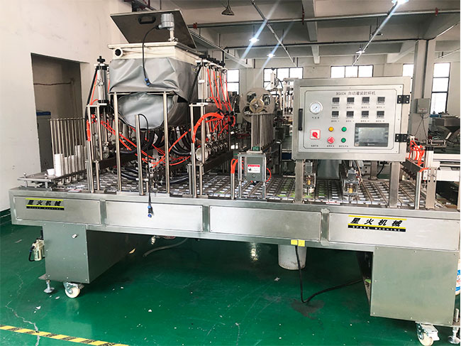 星火預(yù)制菜專用給盒式包裝封口機設(shè)備展示